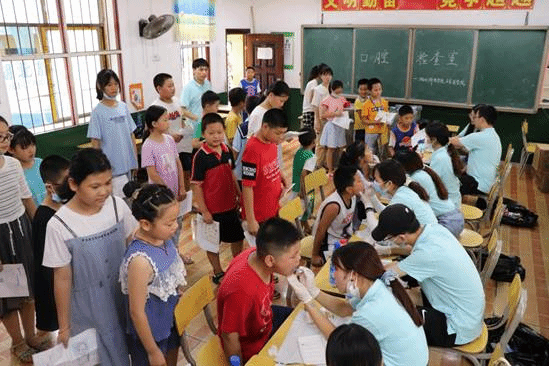 7月17日，实践团队为厦铺小学的小员工们进行口腔检查