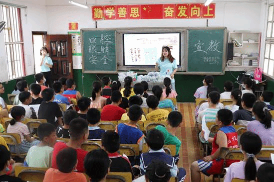 7月17日，实践团队为厦铺小学的小员工们进行保护口腔健康宣教
